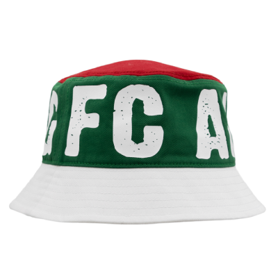 FCA Fischerhut in rot-grün-weiß mit weißem FC Augsburg Schriftzug auf dem grünen Streifen 