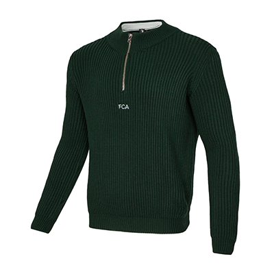 Dunkelgrüner, gerippter Pullover mit Reißverschlusskragen und kleinem FCA-Schriftzug auf der Brust.