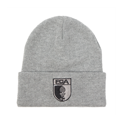 FCA-Beanie Wappen vor weißer hintergrund