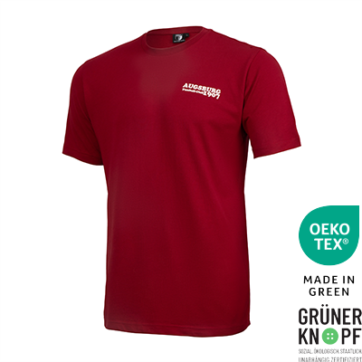 Vorderansicht eines weinroten T-Shirts mit kleinem, weißem „Augsburg Fussball-Club 1907“-Schriftzug auf der linken Brust.