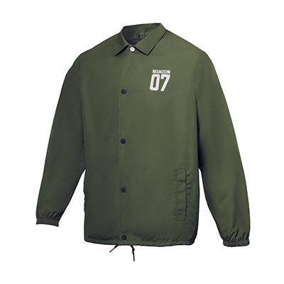 FCA Coach Jacket in olivegrün mit schwarzen Knöpfen und weißem Augsburg 07 Schriftzug auf der linken Brust 