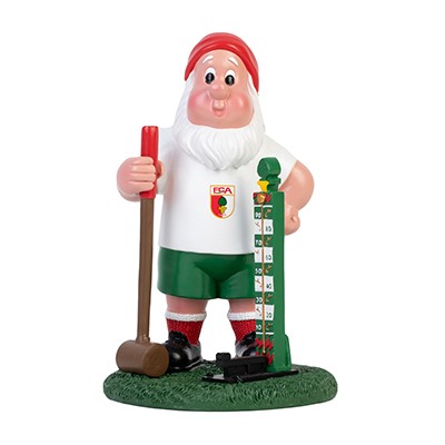 FCA Gartenzwerg in weißem FCA Trikot auf einem Stück Rasend stehen, mit einem Hau den Lukas 