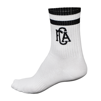 FCA Socken in weiß mit zwei schwarzen Streifen am Bund und schwarzem FCA Retro Logo