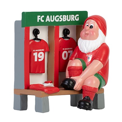 FCA Gartenzwerg in rotem FCA Trikot, in einer Fußballkabine sitzend 