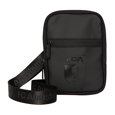 Schwarze FCA-Umhängetasche, Vorderansicht mit mattem Wappen.