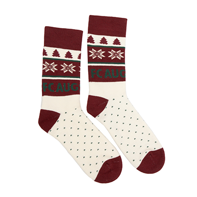 Ein Paar FCA-Weihnachtssocken in Rot, Grün und Beige, mit "FC AUGSBURG" Schriftzug und Schneeflockenmuster.