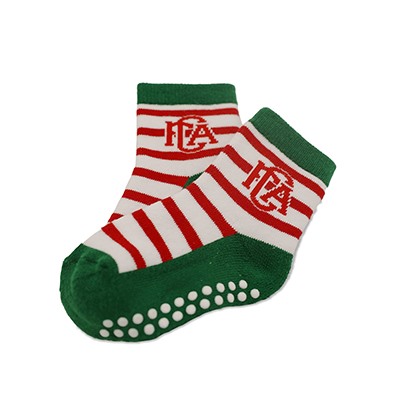 FCA Babysocken in rot-weiß gestreift mit grünen Sohlen und Bündchen, weißen ABS-Stoppern und rotem Retro Logo 