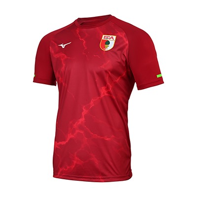 Frontalansicht eines roten Training T-Shirt mit FCA-Wappen auf der linken Brust