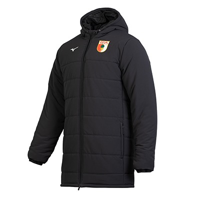 Ein schwarzer, gepolsterter FC Augsburg Steppmantel mit Reißverschluss, Kapuze und Logo auf der linken Brust und Mizuno Wappen auf der rechten Brust, geeignet für kaltes Wetter.
