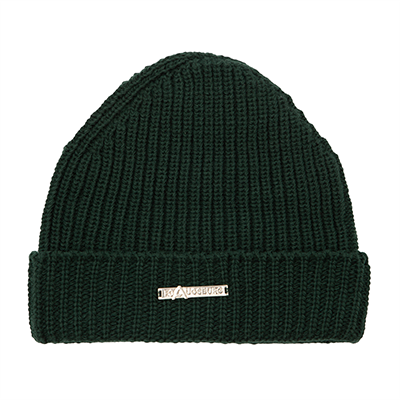 Dunkelgrüne, grob gestrickte Beanie-Mütze mit umgeschlagenem Rand und silbernem Metall-Patch mit "FC AUGSBURG
