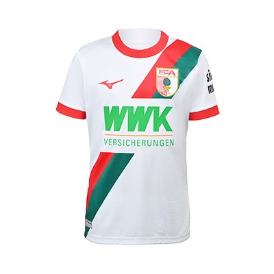 FCA Heimtrikot in weiß mit rotem Kragen und Ärmelbündchen, rot-grünem diagonalen Streifen, farbigem FCA Wappen auf der rechten Brust und rotem Mizuno Logo auf der linken, sowie hellgrünem WWK Versicherungen Print in der Mitte für Kinder 