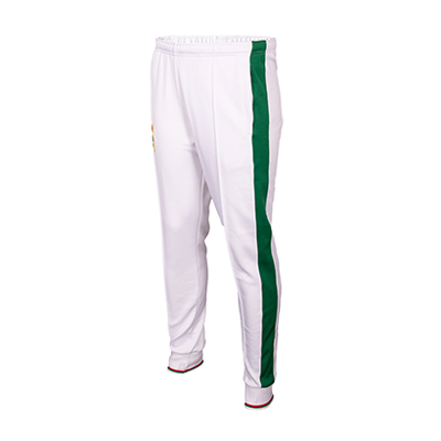 FCA Track Pant in weiß mit rotem Streifen am rechten Hosenbein und grünem Streifen am linken Hosenbein, sowie einem farbigem FCA Wappen auf der rechten Seite