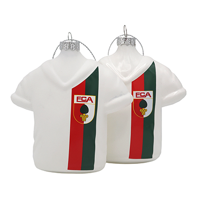 Zwei weiße Christbaumkugeln in Trikotform mit dem rot-grün-weißen FCA-Design und FCA-Wappen.