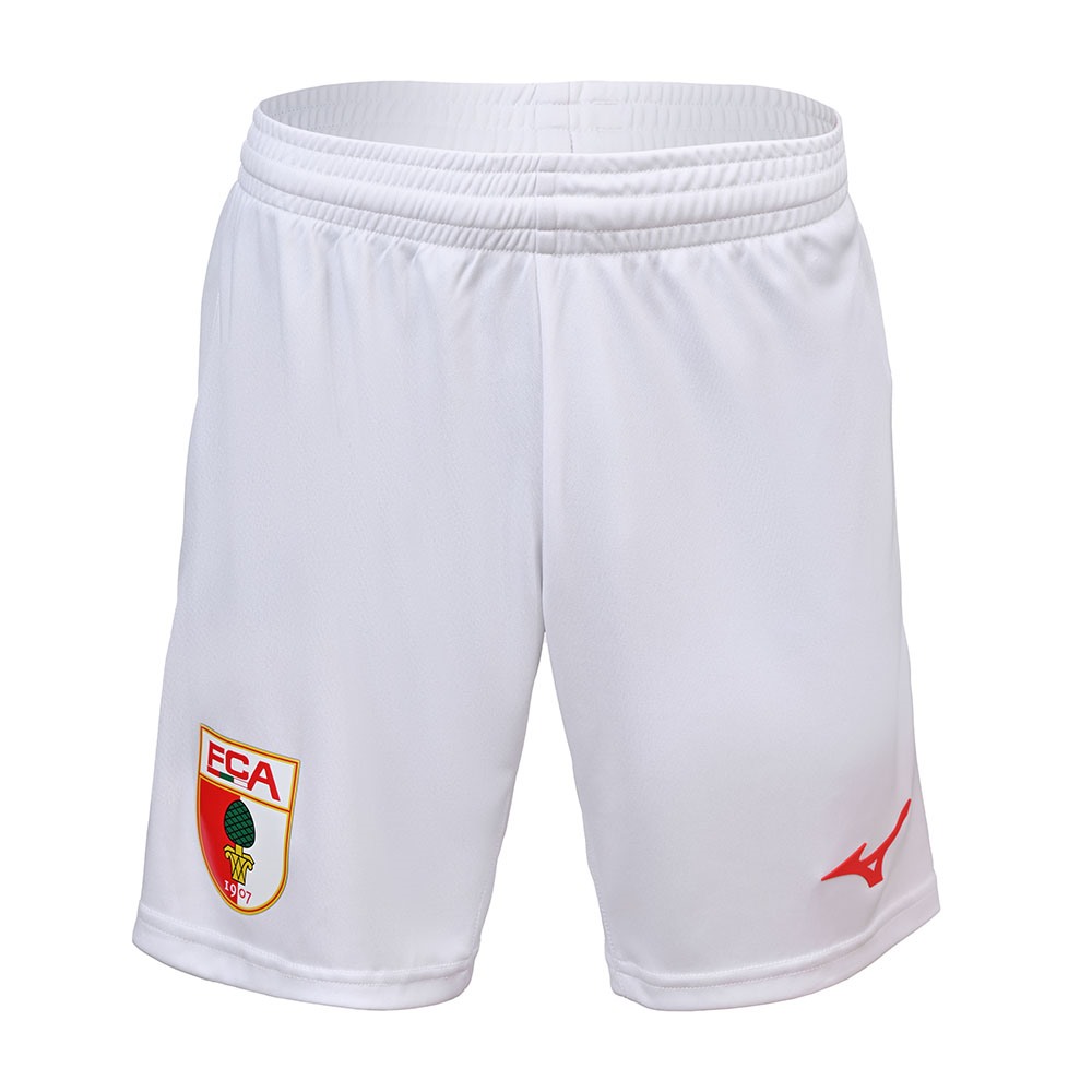 FCA Heimtrikothose in weiß mit farbigem FCA Wappen auf dem rechten Hosenbein und rotem Mizuno Logo auf dem rechten Hosenbein 