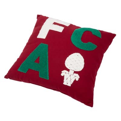 FCA Kissen in dunkelrot mit den Buchstaben F(weiß) C(grün) A(grün) und Zirbelnuss(weiß) in Frotteestoff