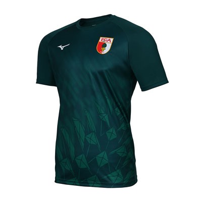 FCA Pre-Match Shirt in dunkelgrün mit Zirbelnussmuster und farbigem FCA Wappen auf der linken Brust und weißem Mizuno Logo auf der rechten Brust 